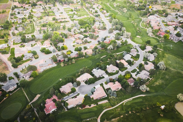 Foto de drone de uma luxuosa vila suburbana