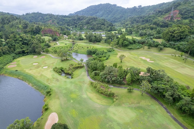 Foto de drone de vista aérea do campo de golfe verde bonito e putting green imagem de cima para baixo para o plano de fundo do esporte e do fundo da natureza da viagem.