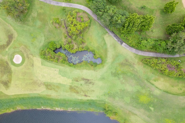 Foto de drone de vista aérea do campo de golfe verde bonito e Putting green Imagem de cima para baixo para o plano de fundo do esporte e do fundo da natureza da viagem.