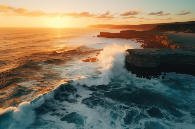 Foto de drone exibindo ondas do mar quebrando contra penhascos rochosos ao pôr do sol, criando um mar cativante