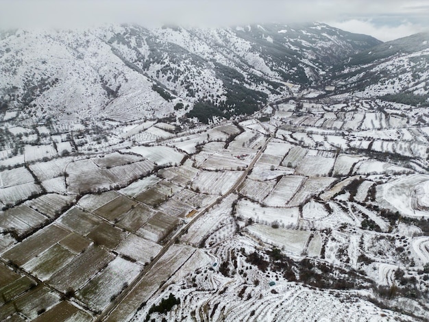 Foto de drone sobre a vila em Bozdag durante o inverno