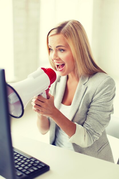 Foto de empresária louca gritando no megafone