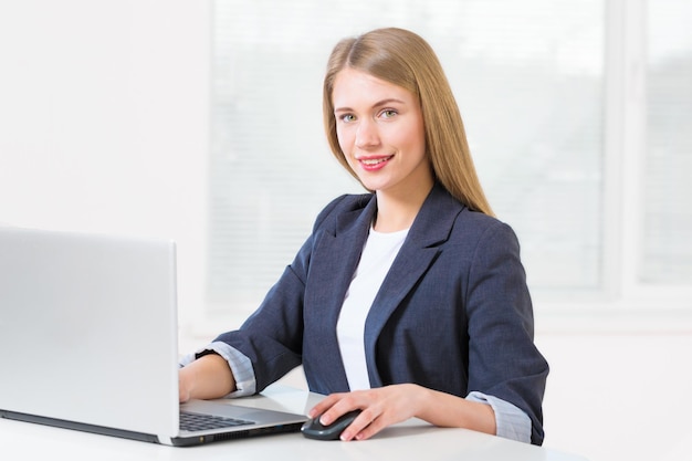 foto de empresária sorridente com laptop no escritório