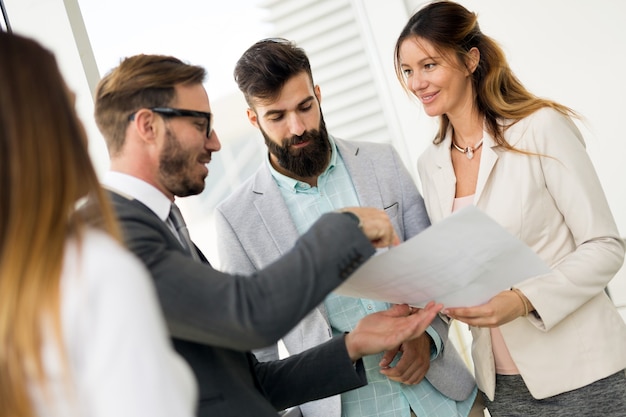 Foto de empresários discutindo juntos na empresa