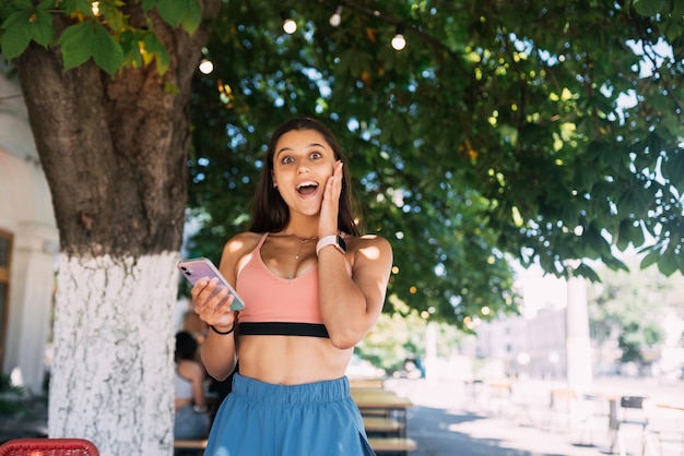 Foto de encantadora moça bonita comunicando gadget moderno