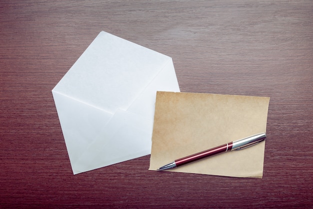 Foto foto de envelope em branco em uma superfície de madeira