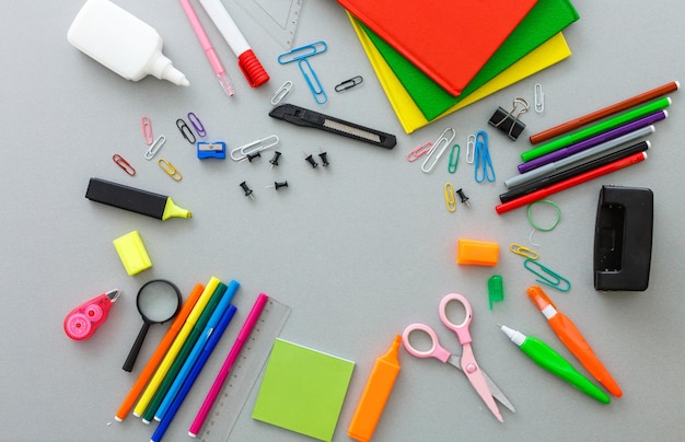 Foto de equipamento de escritório e aluno sobre fundo branco - conceito de volta à escola