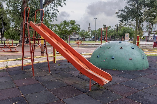 Foto de escorregador de madeira e ferro no playground