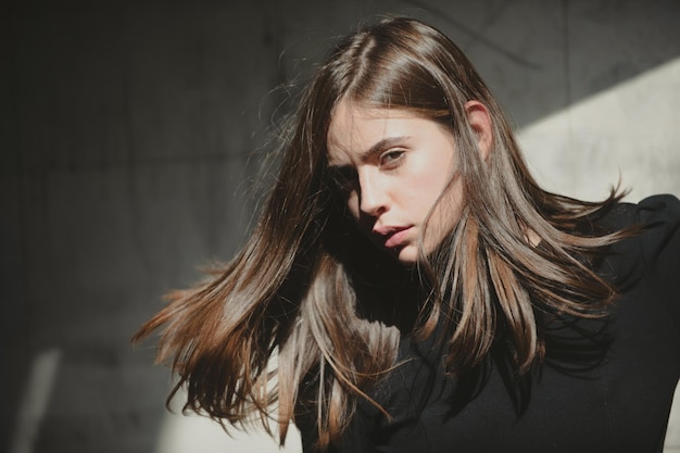 Foto de estilo de rua de mulher elegante elegante vestindo modelo de roupas da moda andando na rua da ue...