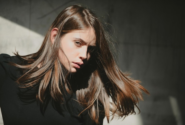 Foto de estilo de rua de mulher elegante elegante vestindo modelo de roupas da moda andando na rua da ue