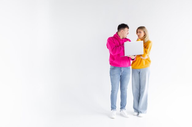 Foto de estudantes chateados homem e mulher 1618 usando laptop prata isolado sobre fundo branco