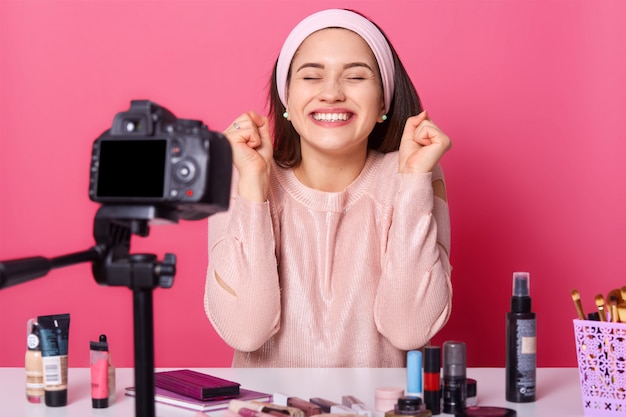 Foto de estúdio da mulher sorridente feliz