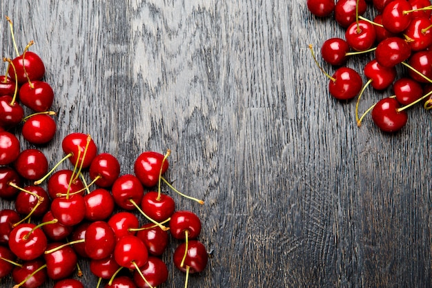 Foto de estúdio de cerejas frescas