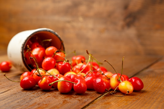 Foto de estúdio de cerejas frescas