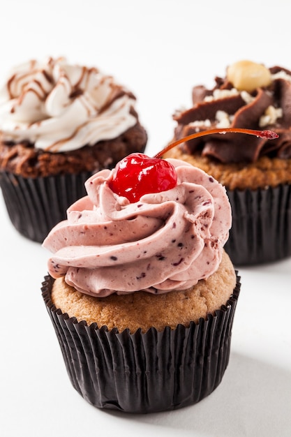 Foto de estúdio de cupcakes, sobre um fundo branco.