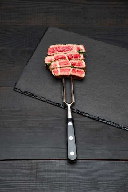 Foto de estúdio de fatias de bife em um garfo de carne
