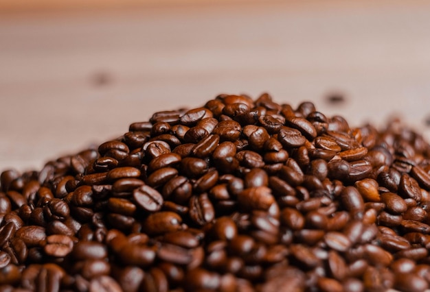 Foto de estúdio de grãos de café em uma mesa