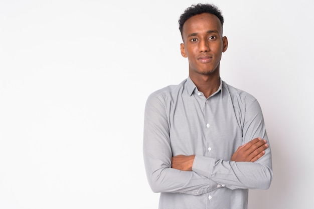 Foto de estúdio de jovem empresário bonito com cabelo afro contra branco