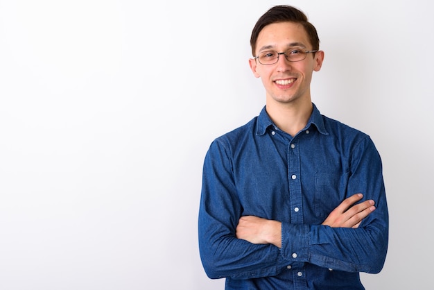 Foto de estúdio de jovem feliz sorrindo enquanto usava óculos