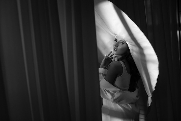 Foto de estúdio de moda de senhora elegante com chapéu branco gigante Saúde e beleza