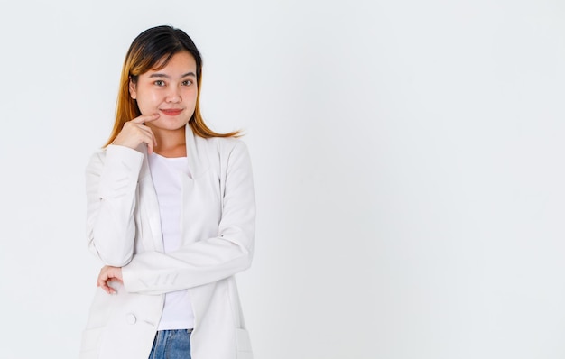 Foto de estúdio de retrato do modelo feminino asiático na moda elegante urbano lindo cabelo tingido feliz em camisa de terno longo casual e jeans jeans em pé sorrindo olhar para a câmera posando em fundo branco.