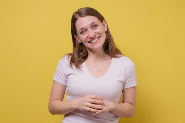 Foto de estúdio de retrato sorridente jovem amigável