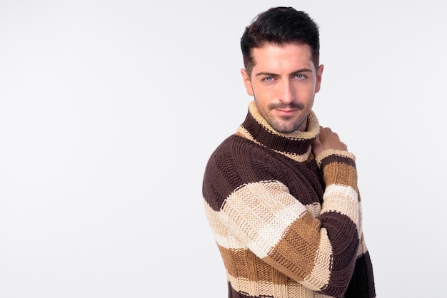 Foto de estúdio de um homem barbudo bonito pronto para o inverno, isolada contra um fundo branco