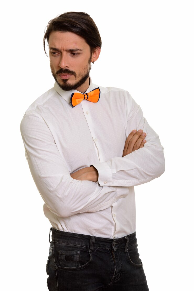Foto foto de estúdio de um homem bonito pensando e olhando para baixo com os braços