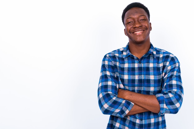 Foto de estúdio de um jovem africano bonito contra um fundo branco