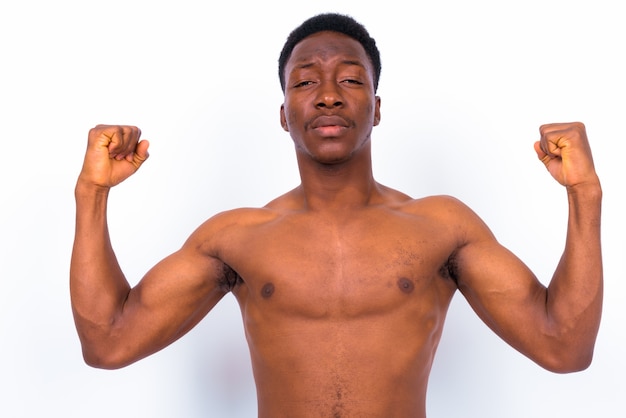 Foto de estúdio de um jovem africano bonito sem camisa contra um fundo branco