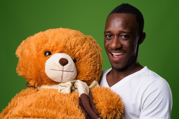 Foto de estúdio de um jovem africano contra um fundo verde