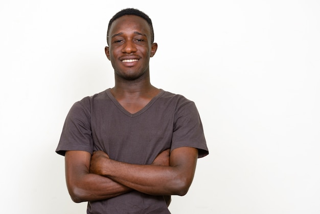 Foto de estúdio de um jovem africano isolado contra um fundo branco