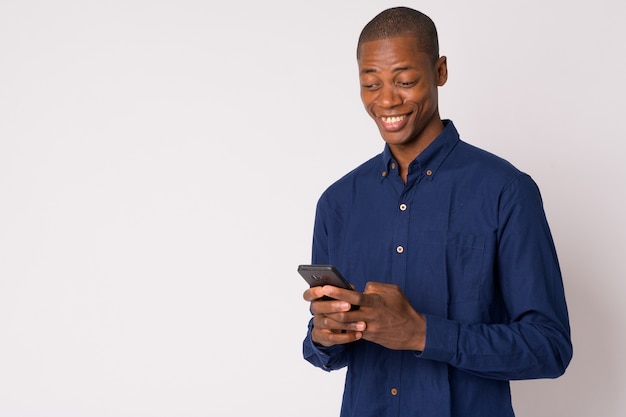 Foto de estúdio de um jovem empresário africano careca contra um fundo branco