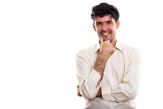 Foto de estúdio de um jovem empresário persa feliz sorrindo enquanto isso