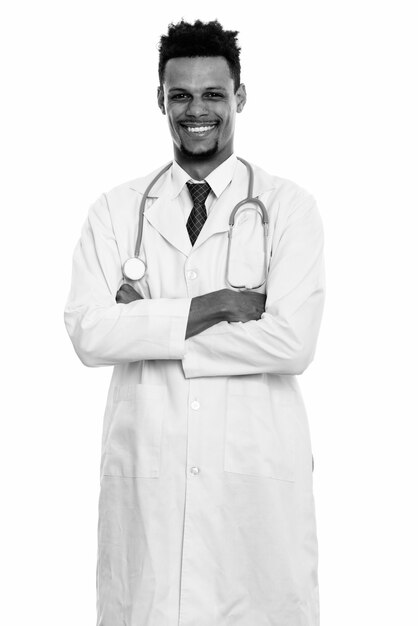 Foto de estúdio de um jovem médico africano barbudo isolado contra um fundo branco em preto e branco