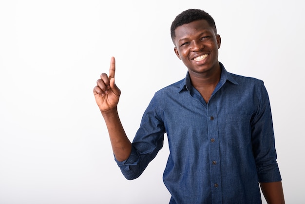 Foto de estúdio de um jovem negro africano feliz sorrindo