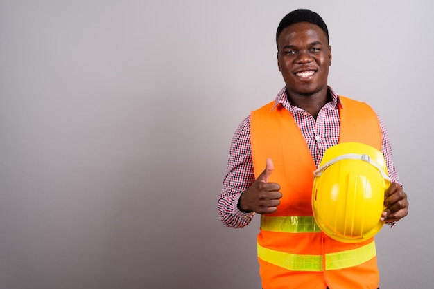 Foto de estúdio de um jovem trabalhador da construção civil africano contra um fundo branco