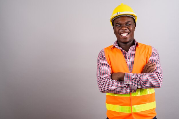 Foto de estúdio de um jovem trabalhador da construção civil africano contra um fundo branco