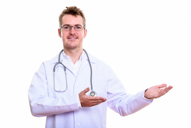 Foto de estúdio de um médico feliz sorrindo enquanto mostra algo