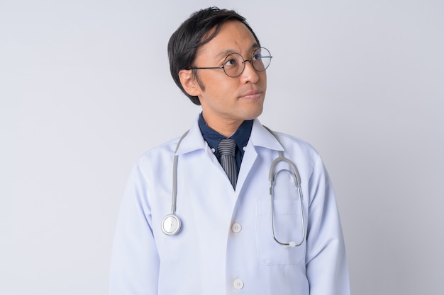 Foto de estúdio de um médico japonês contra um fundo branco