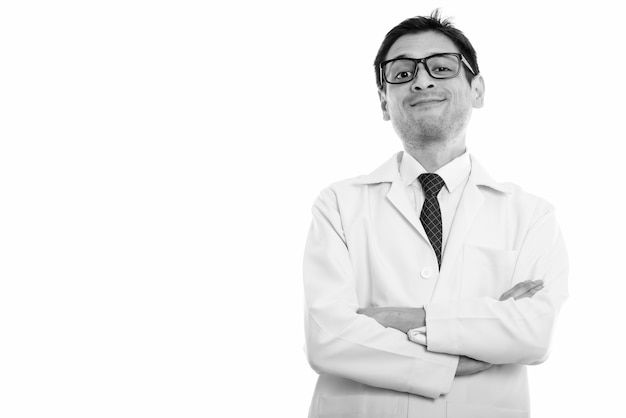 Foto de estúdio de um médico jovem magro com óculos isolados, preto e branco