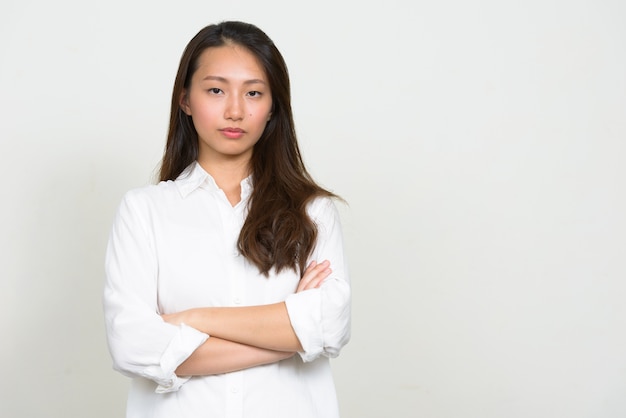 Foto de estúdio de uma bela jovem empresária coreana contra um fundo branco