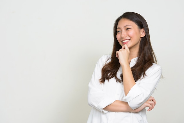 Foto de estúdio de uma bela jovem empresária coreana contra um fundo branco