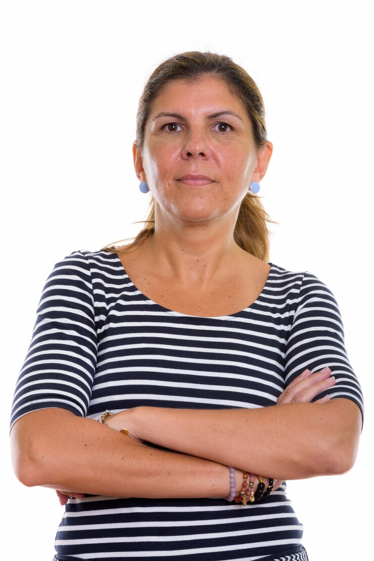 Foto foto de estúdio de uma linda mulher madura com os braços cruzados