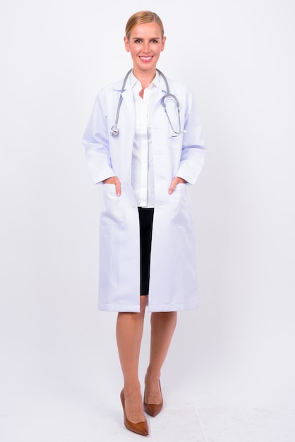 Foto de estúdio de uma médica loira linda contra um fundo branco