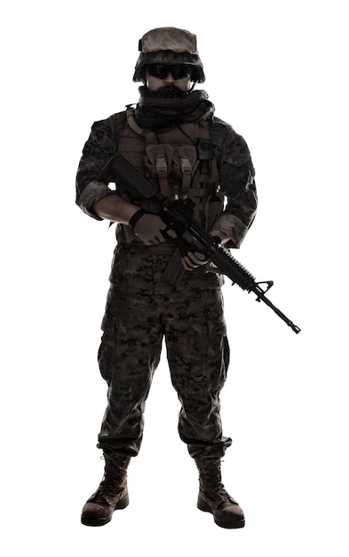 Foto de estúdio do fuzileiro naval dos estados unidos com armas de fuzil em uniformes. equipamento militar, capacete do exército, botas de combate, luvas táticas. isolado no branco, armas, exército, conceito de patriotismo