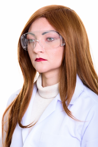 Foto de estúdio do rosto de uma médica pensando enquanto usava óculos de proteção