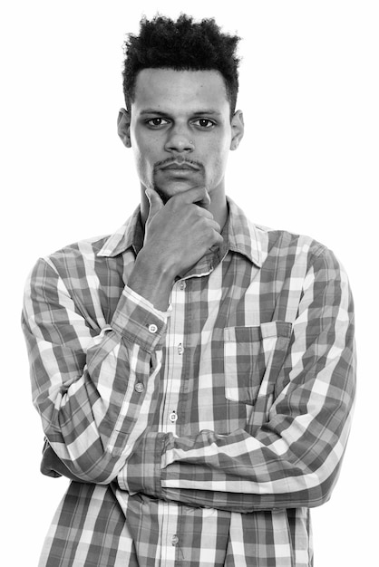 Foto de estúdio em preto e branco de um jovem empresário africano barbudo com cabelo afro isolado contra um fundo branco
