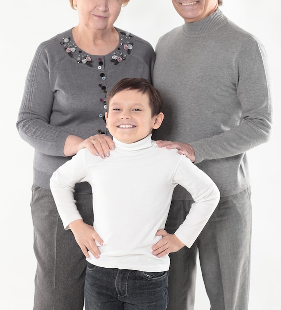 Foto de família da vovó vovô e do neto. isolado em fundo branco