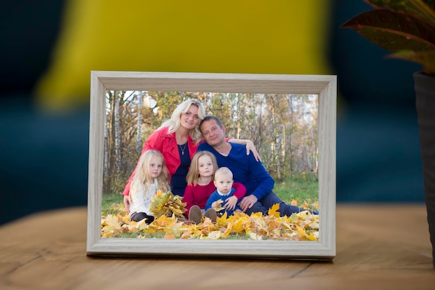 Foto de família em uma moldura na mesa